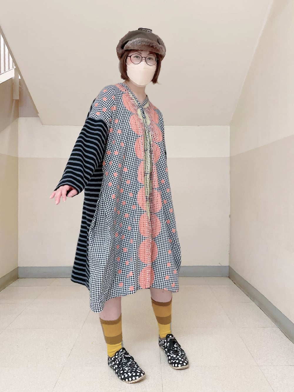 ブルー系のブルゾン、オレンジ系のワンピース、ブラック系のスニーカーを着用したレディースの秋コーディネートの3枚目の写真