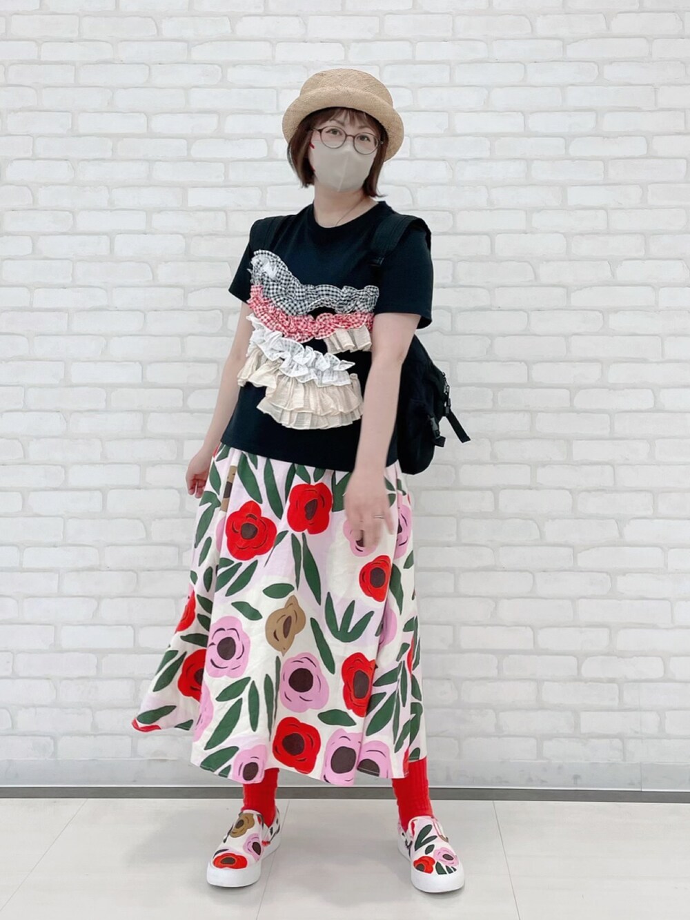 ブルー系のワンピース、ホワイト系のTシャツ/カットソー、ブラック系のスカートを着用したレディースの冬コーディネートの2枚目の写真