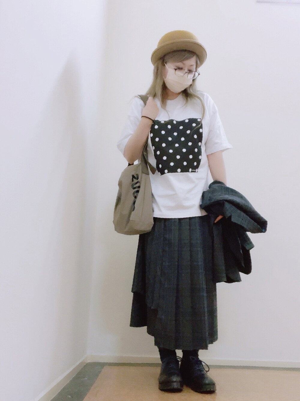 グレー系のテーラードジャケット、グレー系のエコバッグ/サブバッグ、ホワイト系のTシャツ/カットソーを着用したレディースの春コーディネートの4枚目の写真