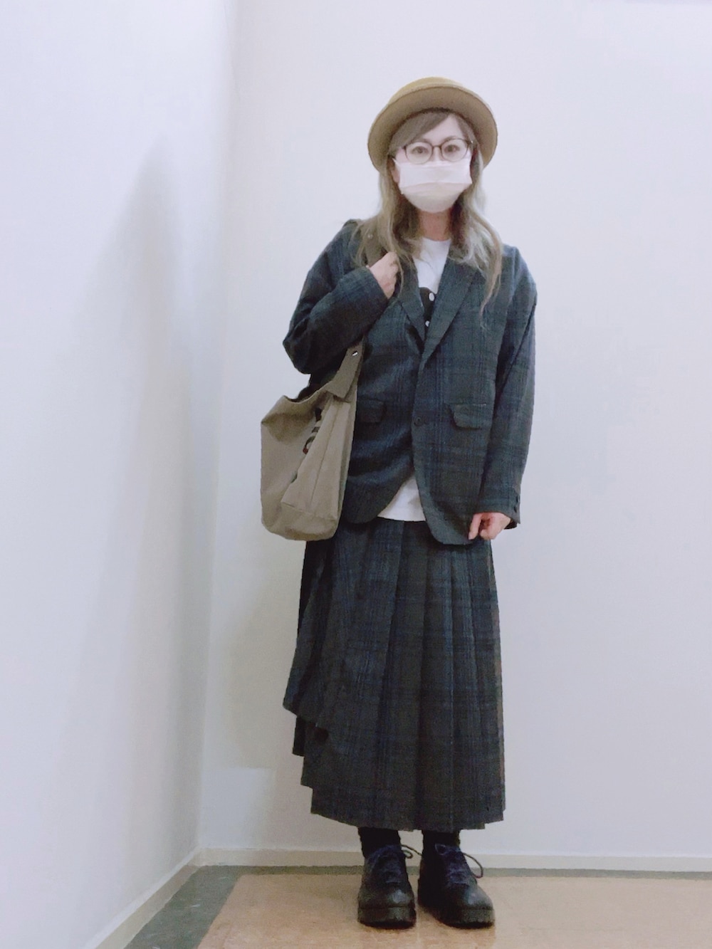 グレー系のテーラードジャケット、グレー系のエコバッグ/サブバッグ、ホワイト系のTシャツ/カットソーを着用したレディースの春コーディネートの3枚目の写真