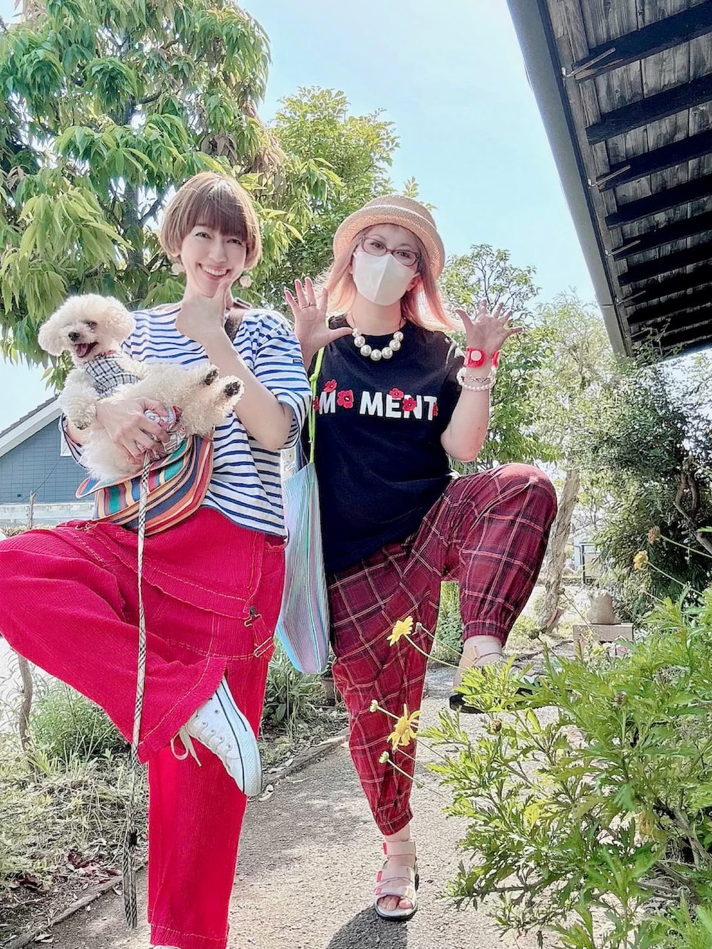 ブラック系のTシャツ/カットソー、ブルー系のトートバッグ、レッド系のその他パンツを着用したレディースの春コーディネートの2枚目の写真