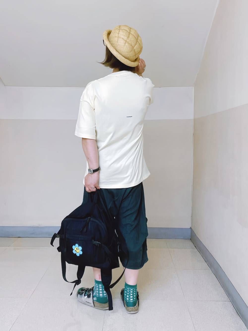 ベージュ系のTシャツ/カットソー、グレー系のその他パンツ、ブラック系のバックパック/リュックを着用したレディースの夏コーディネートの2枚目の写真
