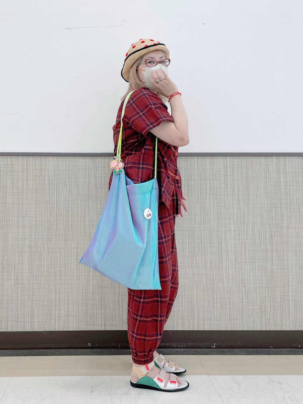 グレー系のTシャツ/カットソー、グリーン系のその他パンツ、ピンク系のサンダルを着用したレディースの夏コーディネートの2枚目の写真