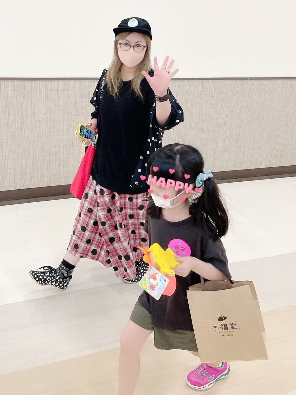 ブラック系のTシャツ/カットソー、レッド系のショルダーバッグ、レッド系のスカートを着用したレディースの夏コーディネートの2枚目の写真