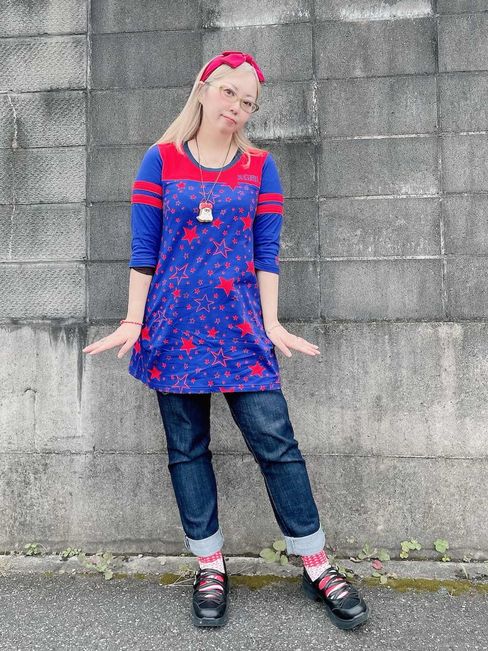 ブラック系のデニムパンツ、ブルー系のワンピース/ドレス、ブラック系のシューズを着用したレディースの秋コーディネートの2枚目の写真