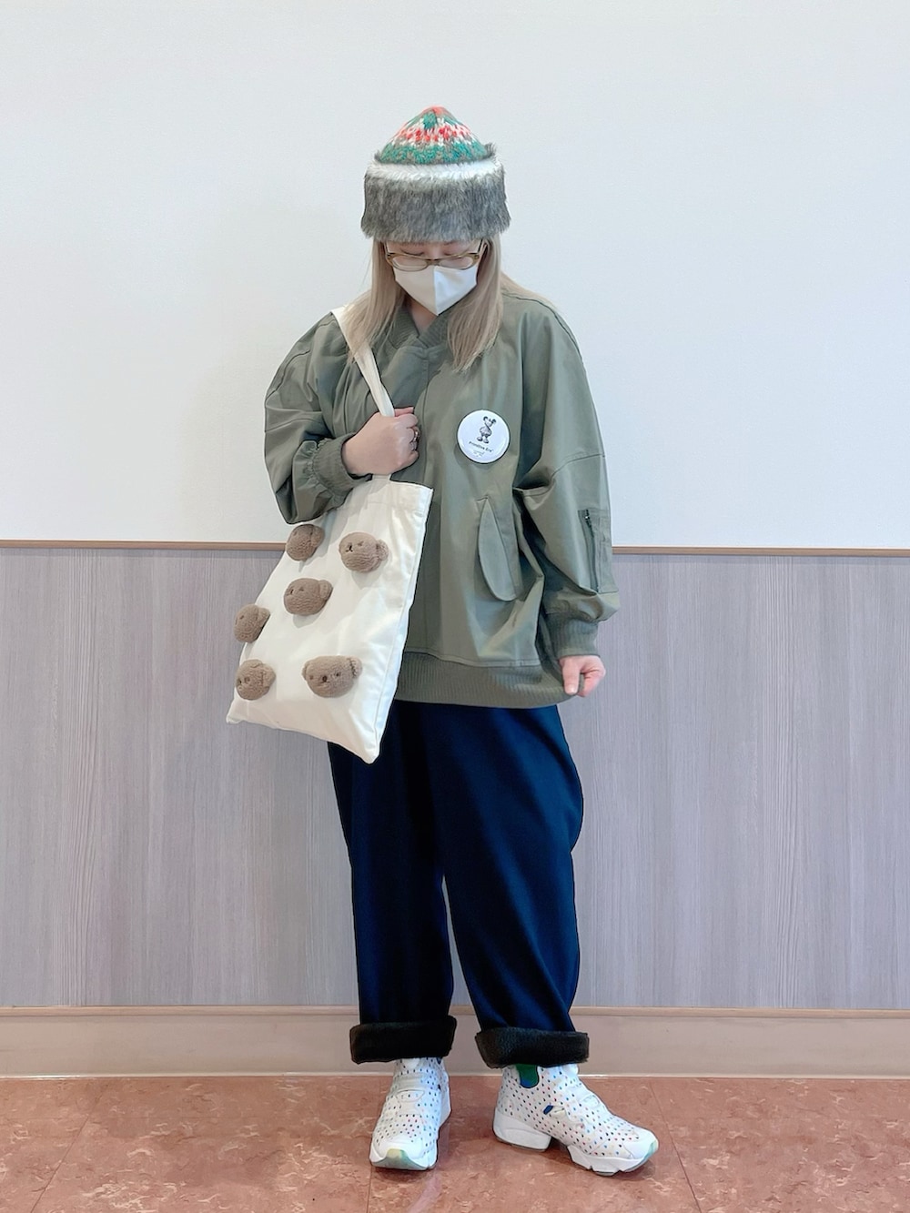 グリーン系のその他トップス、ブルー系のその他パンツ、ホワイト系のトートバッグを着用したレディースの秋コーディネートの2枚目の写真