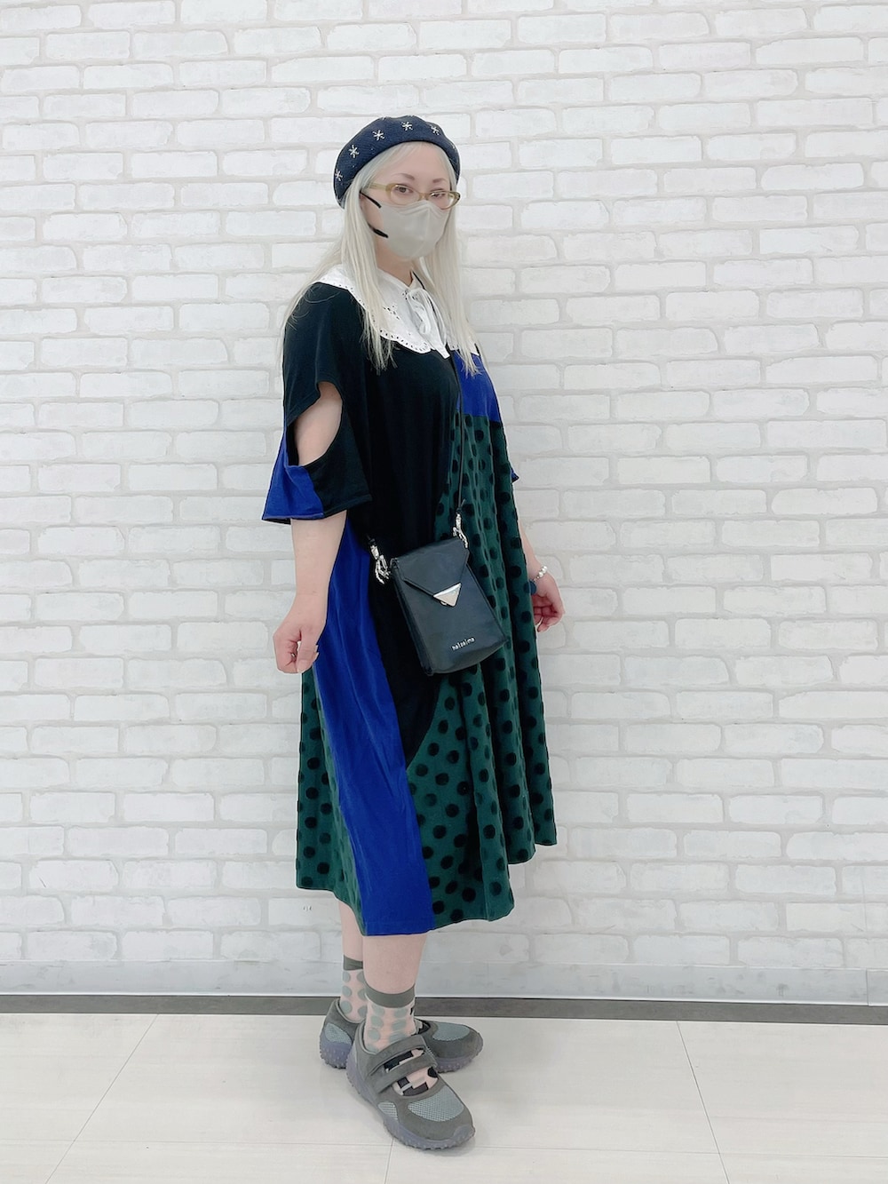 ブルー系のワンピース、パープル系のワンピース、ブラック系のバッグを着用したレディースの夏コーディネートの3枚目の写真