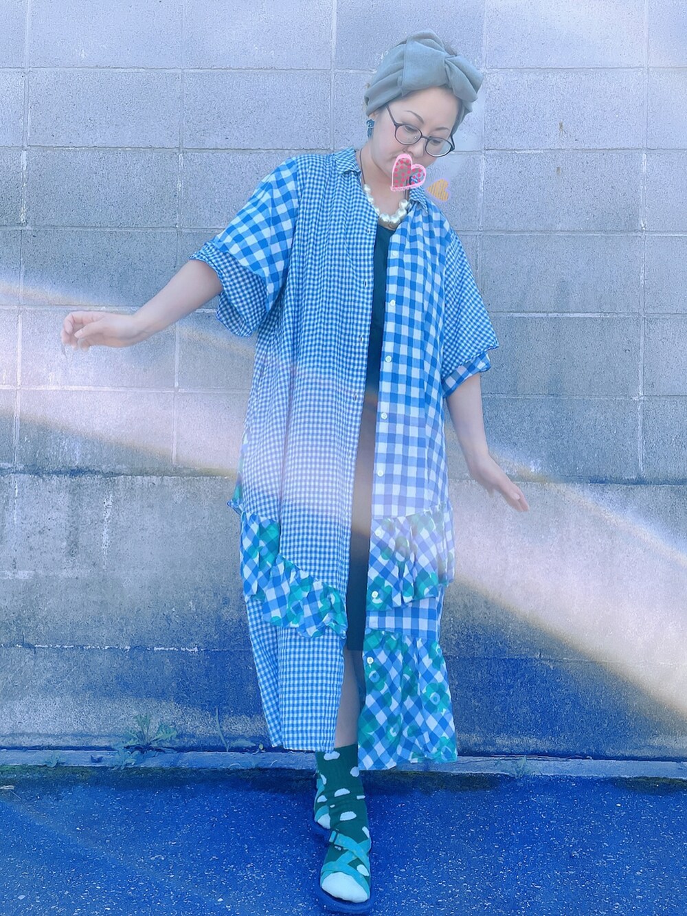 ブルー系のワンピース、ブラック系のワンピース、ブルー系のサンダルを着用したレディースの秋コーディネートの2枚目の写真