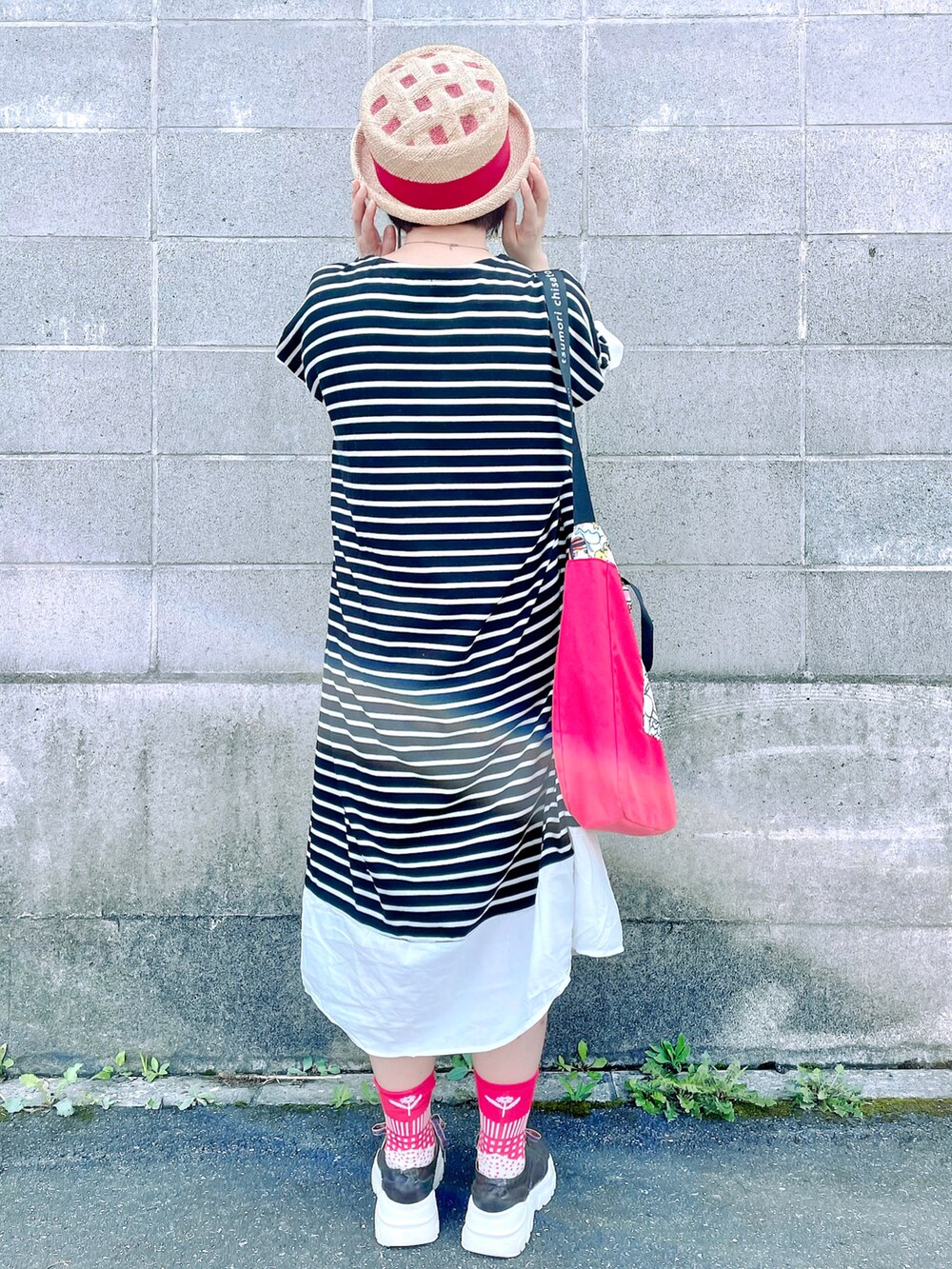 ホワイト系のワンピース、レッド系のショルダーバッグ、ブラウン系のスニーカーを着用したレディースの秋コーディネートの3枚目の写真