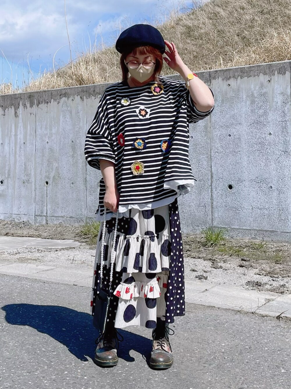 ブラック系のTシャツ/カットソー、ブラック系のショルダーバッグ、その他のスカートを着用したレディースの春コーディネートの2枚目の写真