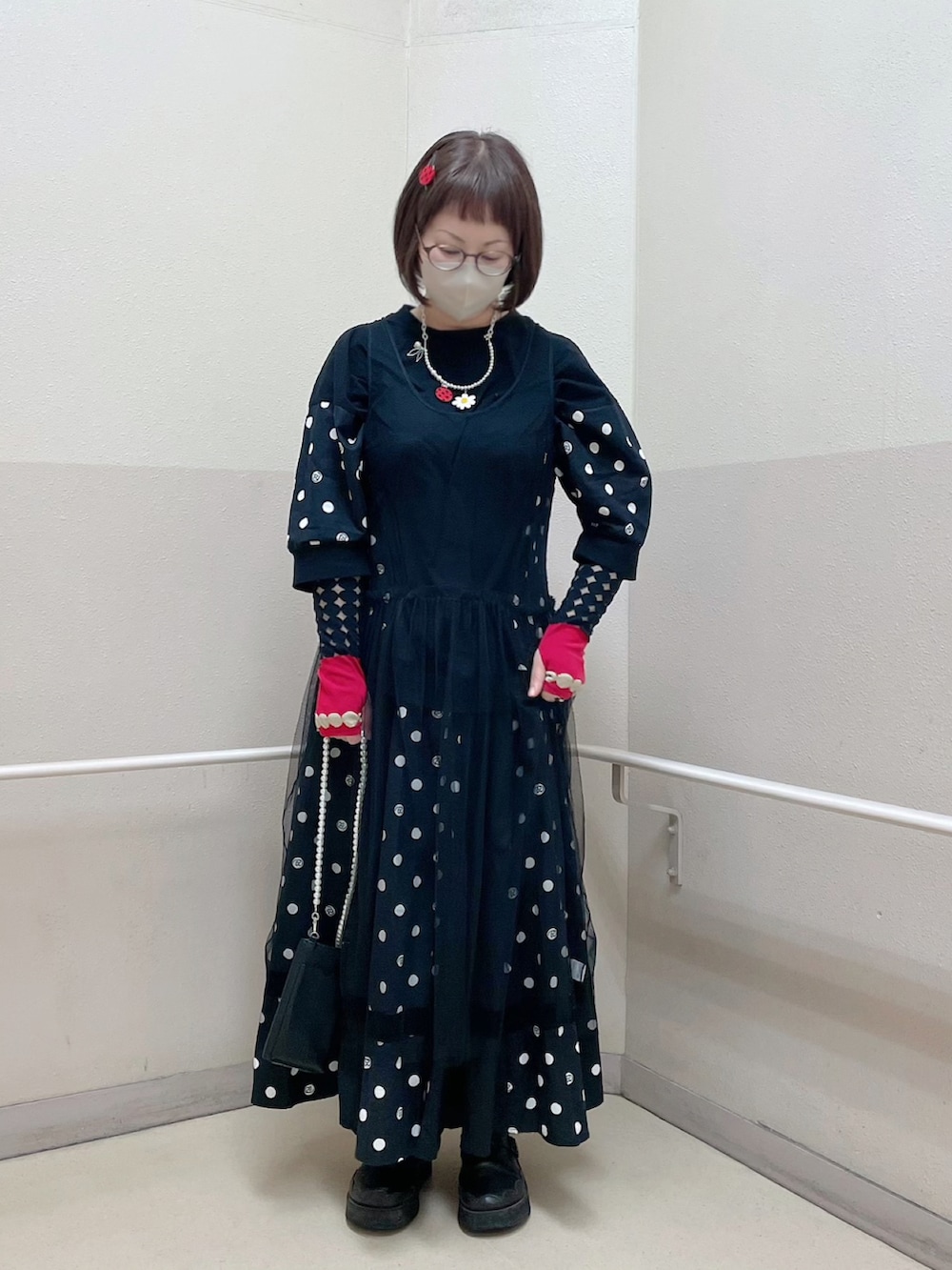 ブラック系のワンピース、ブラック系のTシャツ/カットソー、ブラック系のスカートを着用したレディースの春コーディネートの3枚目の写真