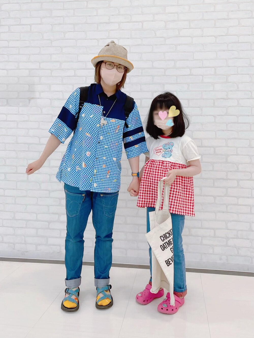 レッド系のトップス、ブルー系のデニムパンツ、ブルー系のシャツ/ブラウスを着用したレディースの夏コーディネートの2枚目の写真