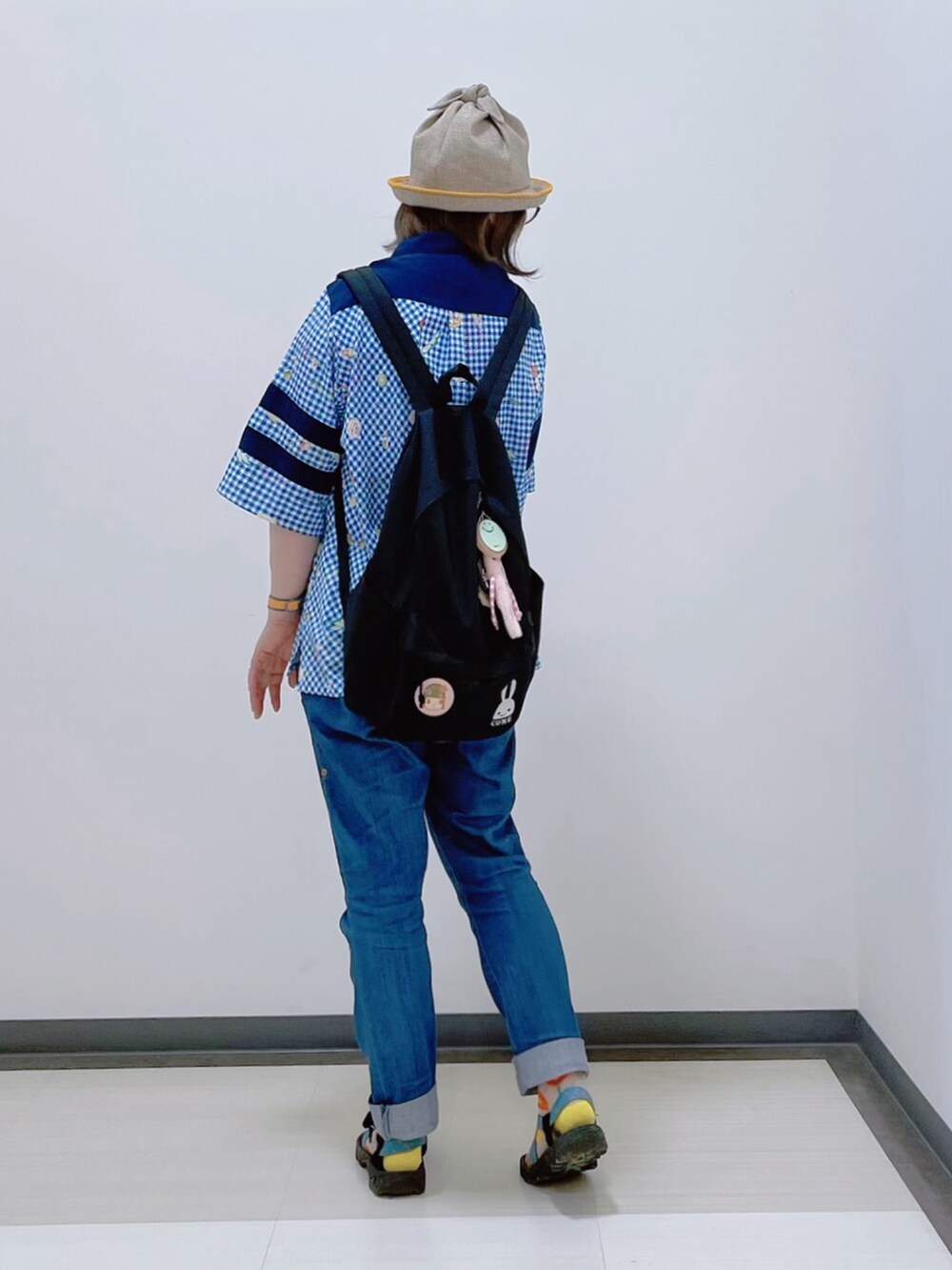 レッド系のトップス、ブルー系のデニムパンツ、ブルー系のシャツ/ブラウスを着用したレディースの夏コーディネートの4枚目の写真