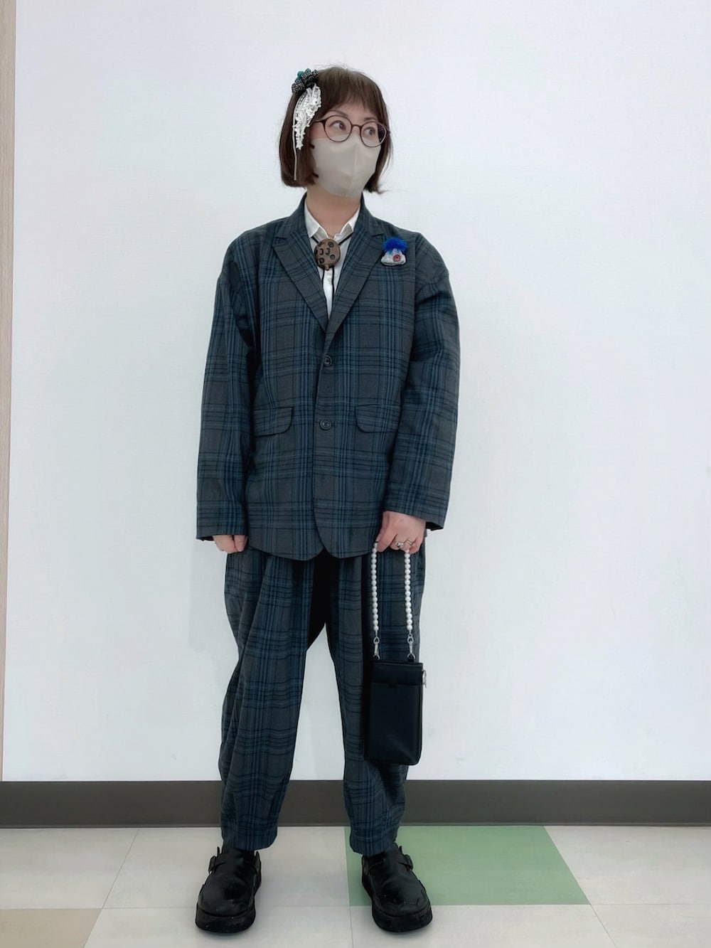 ブルー系のワンピース、ホワイト系のTシャツ/カットソー、ブラック系のスカートを着用したレディースの冬コーディネートの5枚目の写真