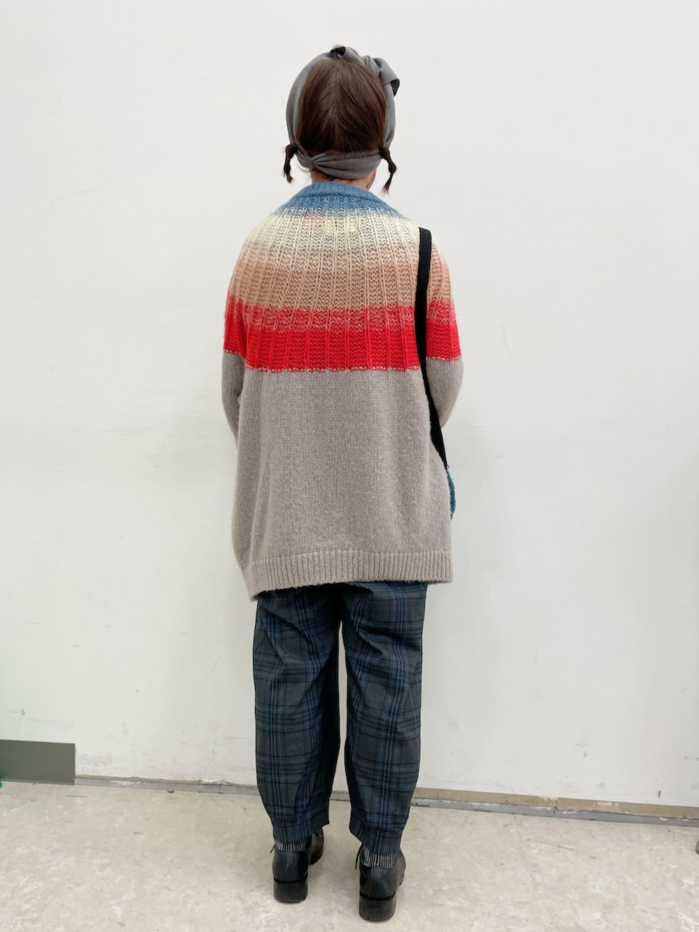 その他のブルゾン、ブルー系のトップス、ブルー系のショルダーバッグを着用したレディースの冬コーディネートの3枚目の写真