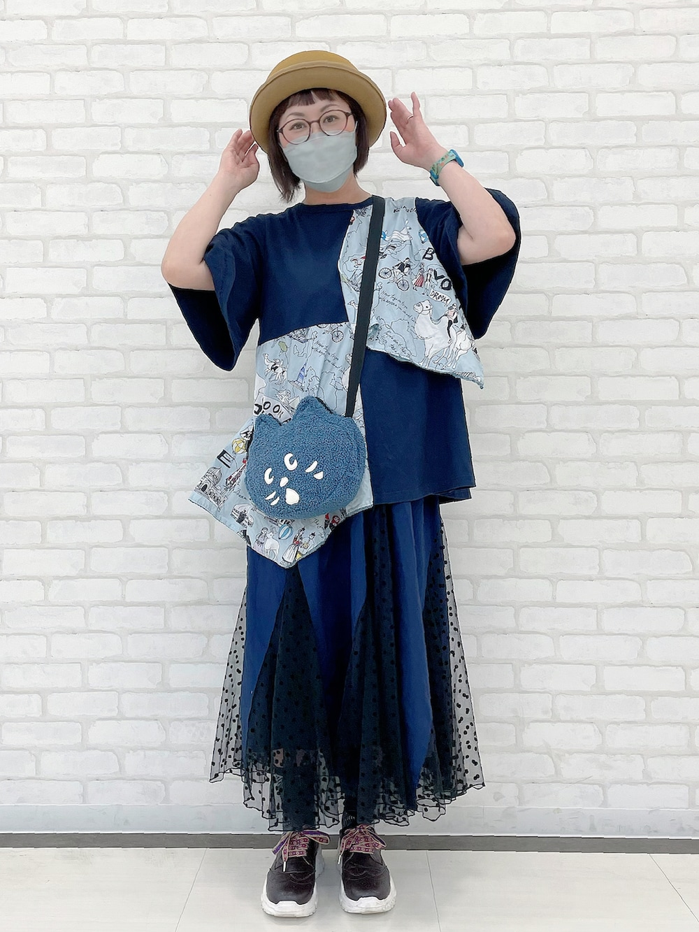 ブルー系のTシャツ/カットソー、ブルー系のショルダーバッグ、ブルー系のスカートを着用したレディースの夏コーディネートの4枚目の写真