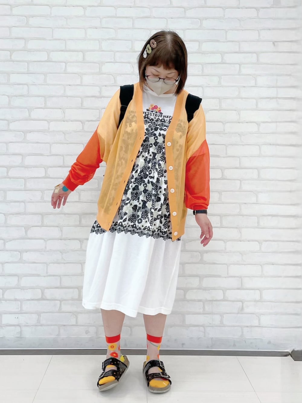 ブルー系のワンピース、ホワイト系のTシャツ/カットソー、ブラック系のスカートを着用したレディースの冬コーディネートの3枚目の写真