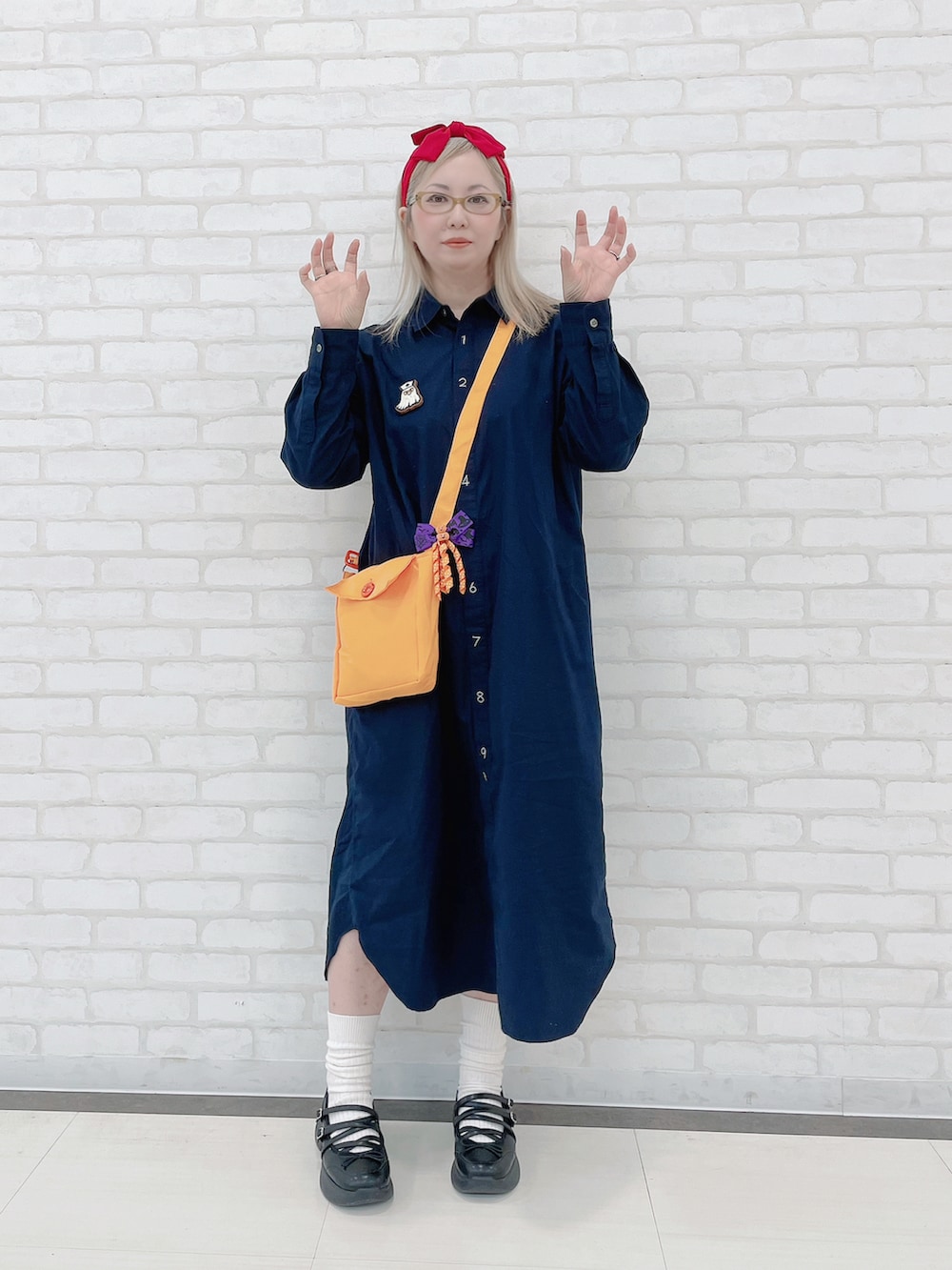 ブルー系のシャツワンピース、ブラック系のシューズ、ブルー系のコスチューム/パーティーグッズを着用したレディースの秋コーディネートの2枚目の写真