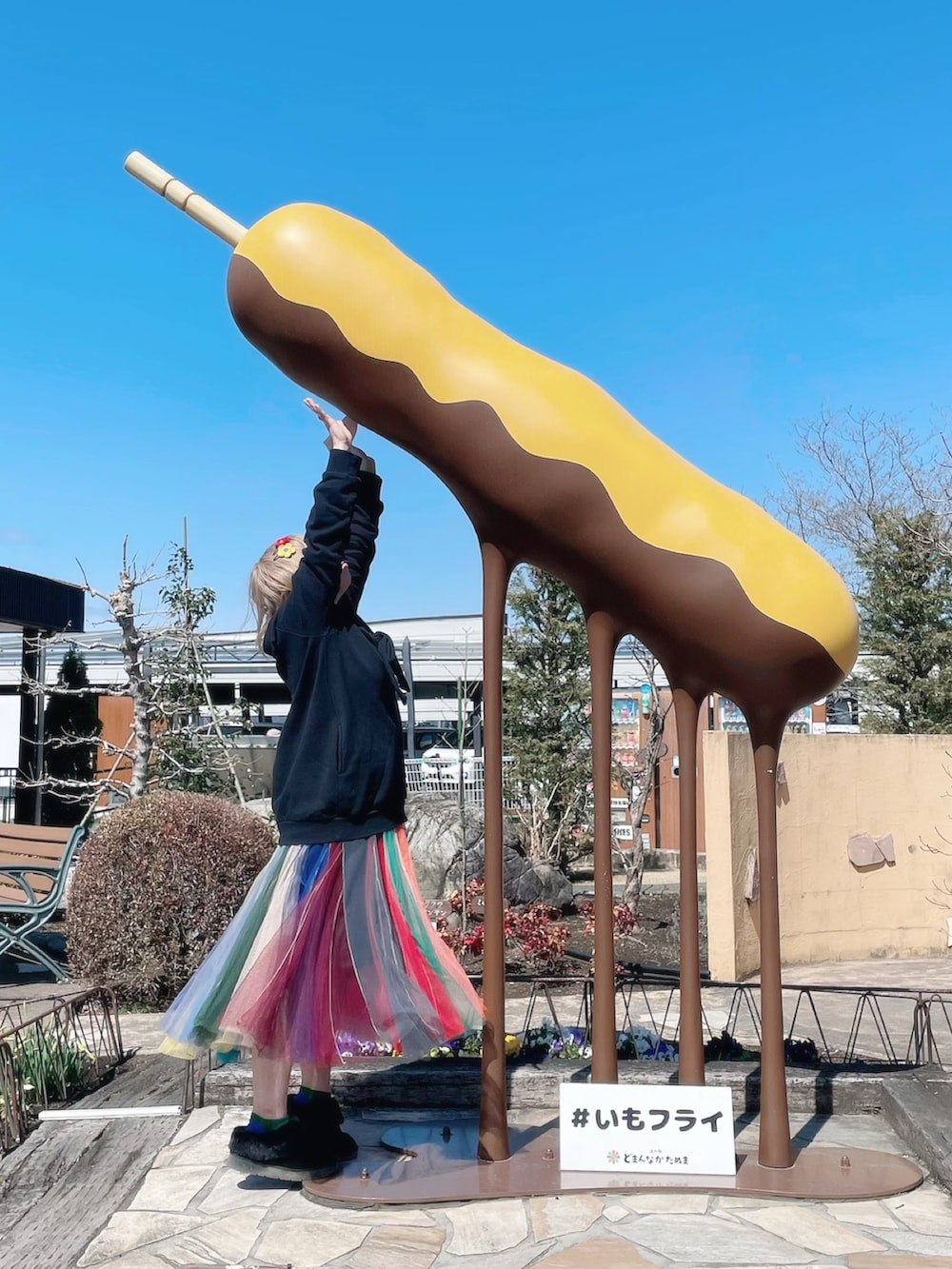 ブラック系のスウェット、ホワイト系のトートバッグ、その他のスカートを着用したレディースの春コーディネートの3枚目の写真