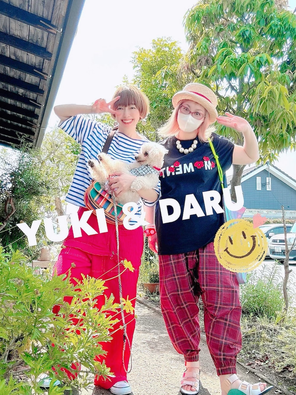 ブラック系のTシャツ/カットソー、ブルー系のトートバッグ、レッド系のその他パンツを着用したレディースの春コーディネートの3枚目の写真