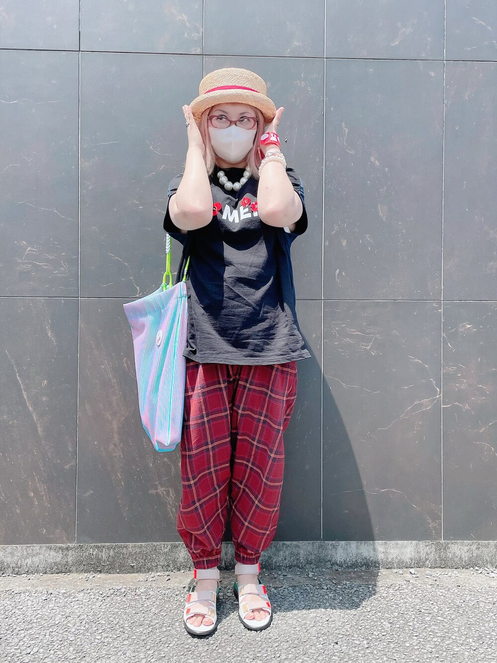 ブラック系のTシャツ/カットソー、ブルー系のトートバッグ、レッド系のその他パンツを着用したレディースの春コーディネートの5枚目の写真