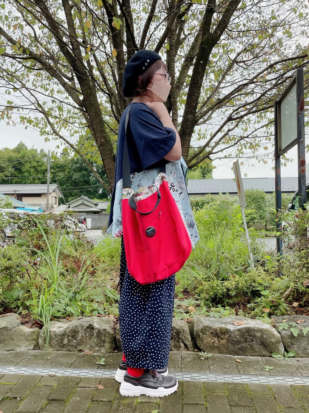 ブルー系のTシャツ/カットソー、レッド系のショルダーバッグ、ブルー系のその他パンツを着用したレディースの秋コーディネートの3枚目の写真