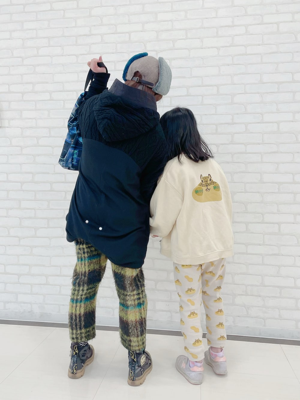 ブラック系のブルゾン、ブラック系のスウェット、グリーン系のその他パンツを着用したレディースの冬コーディネートの4枚目の写真