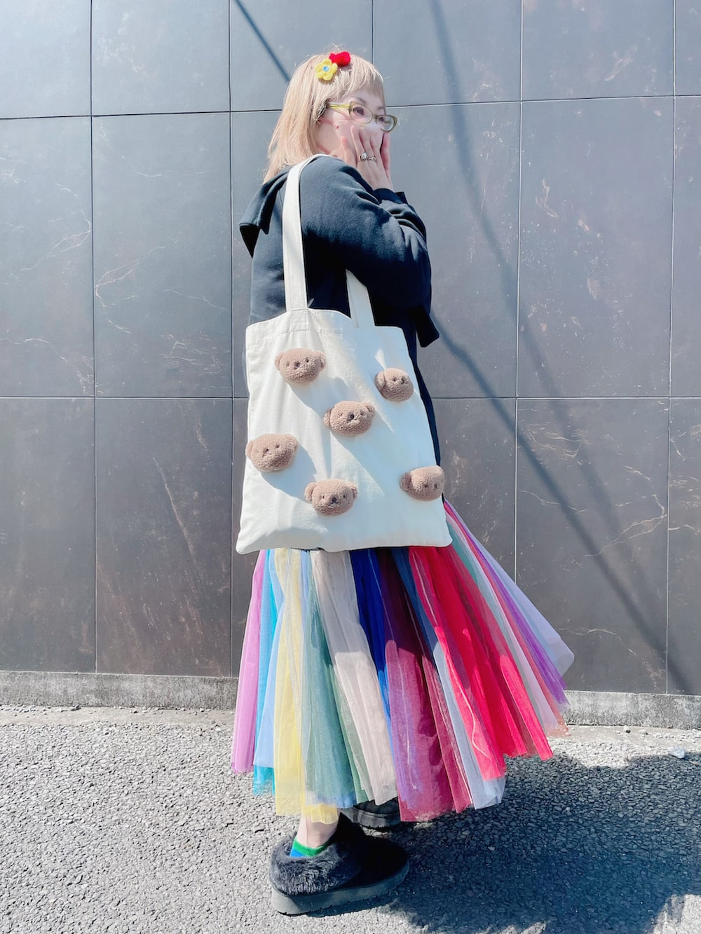 ブラック系のスウェット、ホワイト系のトートバッグ、その他のスカートを着用したレディースの春コーディネートの2枚目の写真