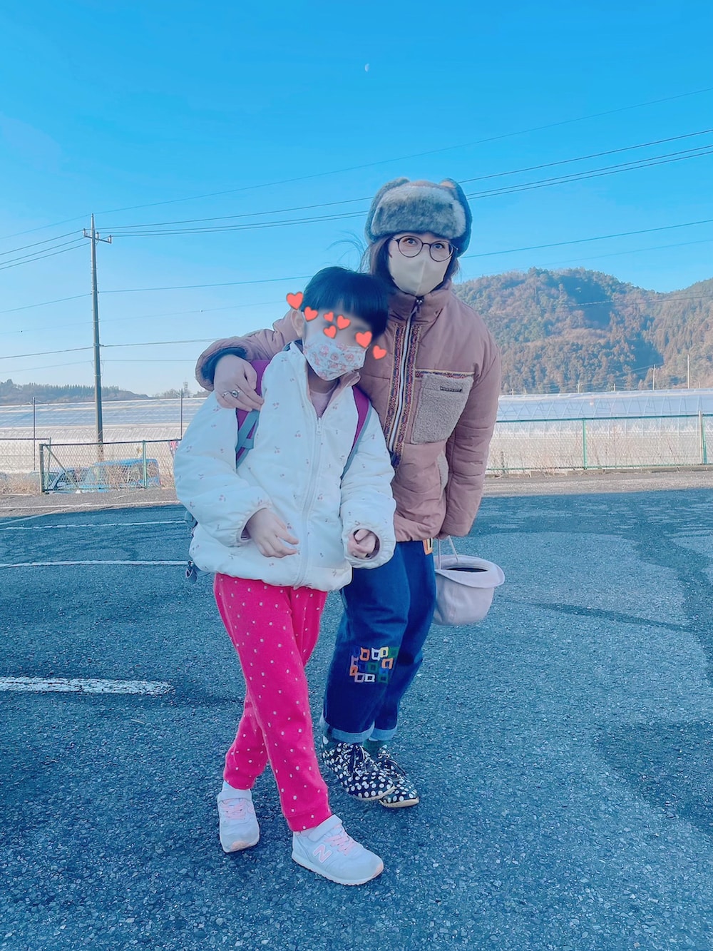 レッド系のスウェット、ピンク系のダウンジャケット/コート、ピンク系のその他パンツを着用したキッズの冬コーディネートの2枚目の写真