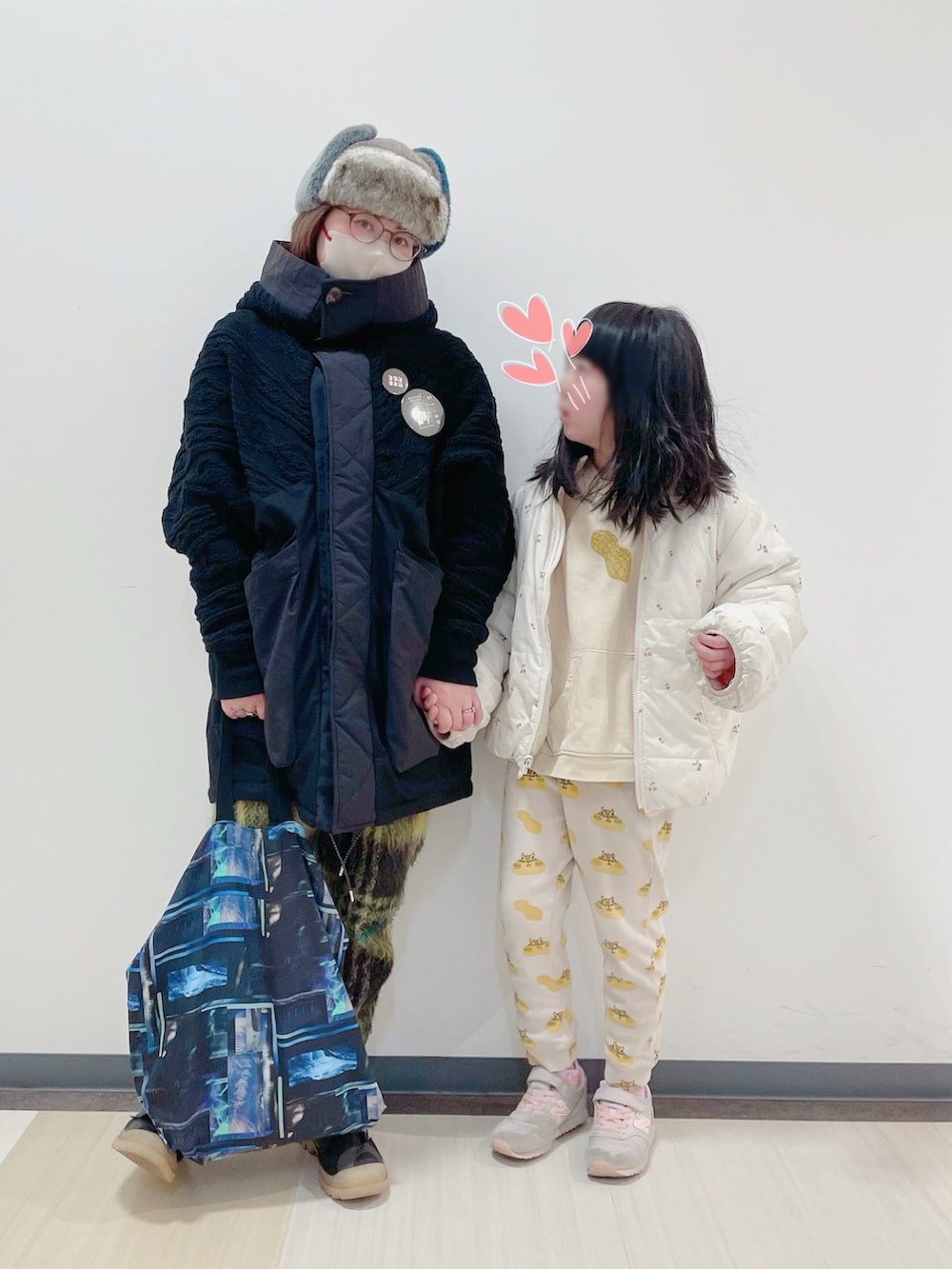 ブラック系のブルゾン、ブラック系のスウェット、グリーン系のその他パンツを着用したレディースの冬コーディネートの3枚目の写真