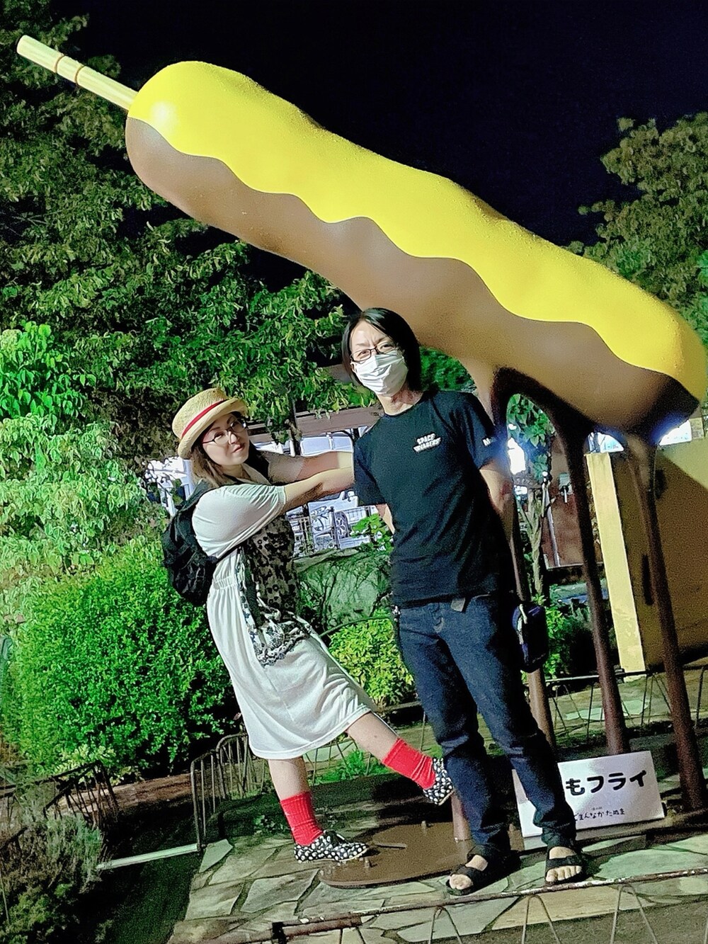 ホワイト系のワンピース、ブラック系のスニーカー、レッド系の帽子を着用したレディースの夏コーディネートの5枚目の写真