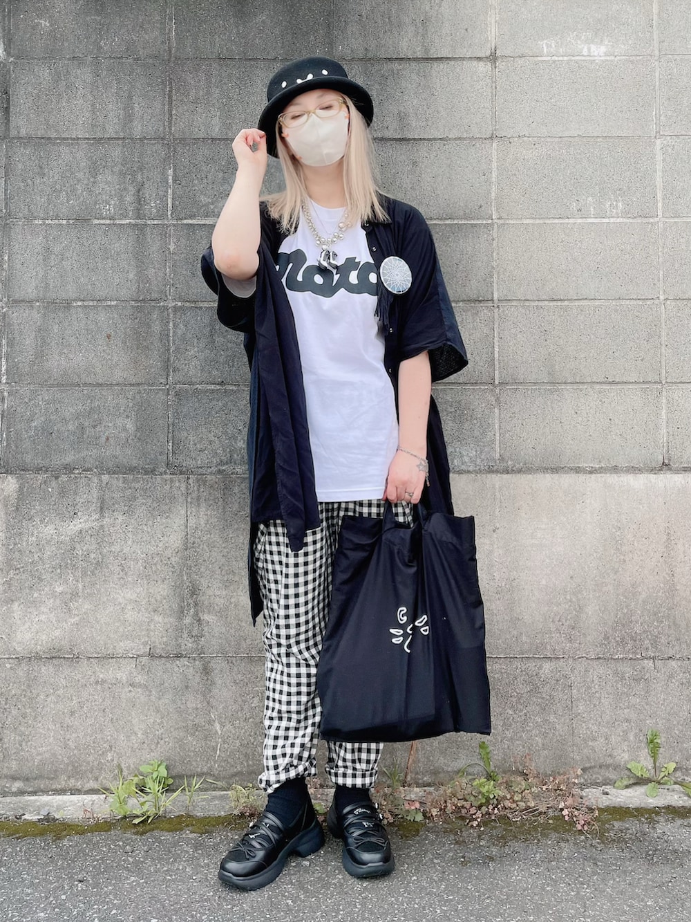 グレー系のシャツ/ブラウス、ブラック系のその他パンツ、ホワイト系のトップスを着用したレディースの秋コーディネートの2枚目の写真