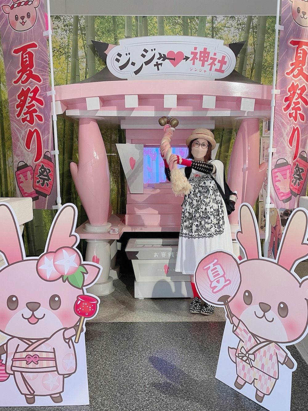 ホワイト系のワンピース、ブラック系のスニーカー、レッド系の帽子を着用したレディースの夏コーディネートの3枚目の写真