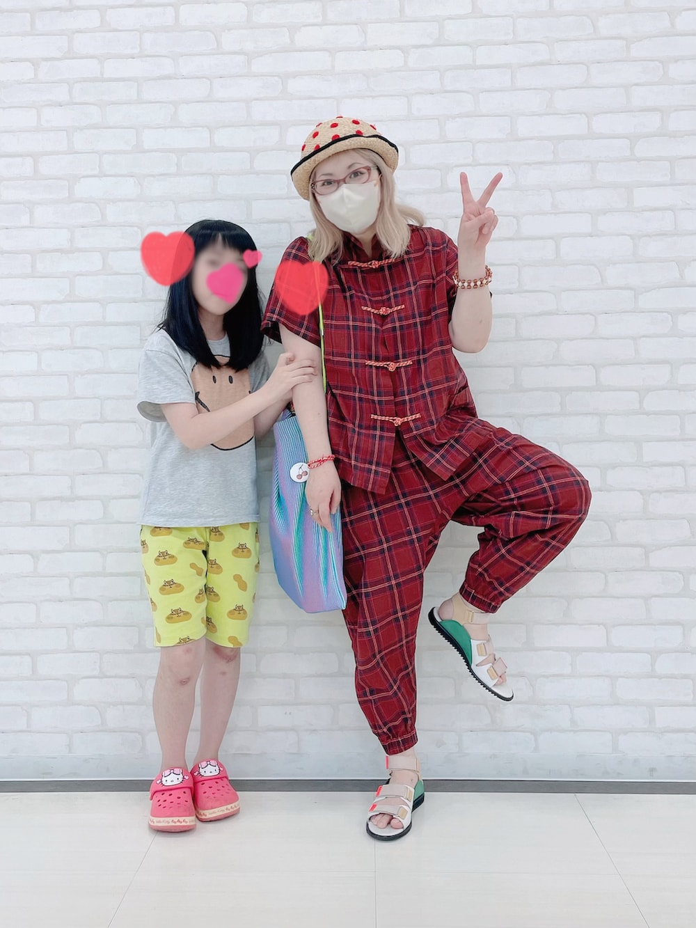 グレー系のTシャツ/カットソー、グリーン系のその他パンツ、ピンク系のサンダルを着用したレディースの夏コーディネートの3枚目の写真