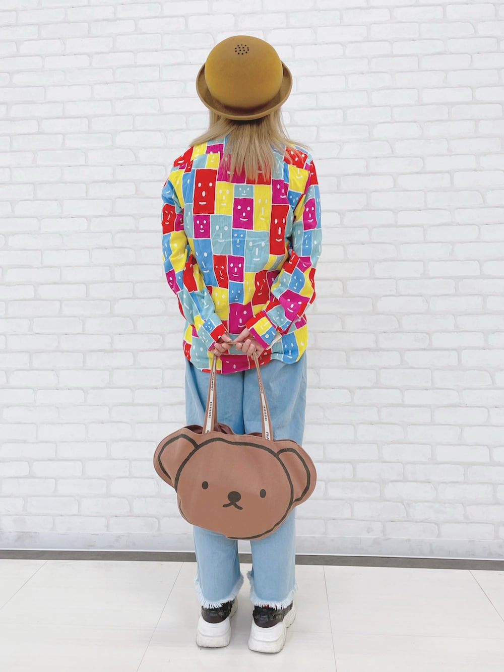 ブルー系のその他パンツ、ブラウン系のトートバッグ、ブラウン系のスニーカーを着用したレディースの秋コーディネートの3枚目の写真