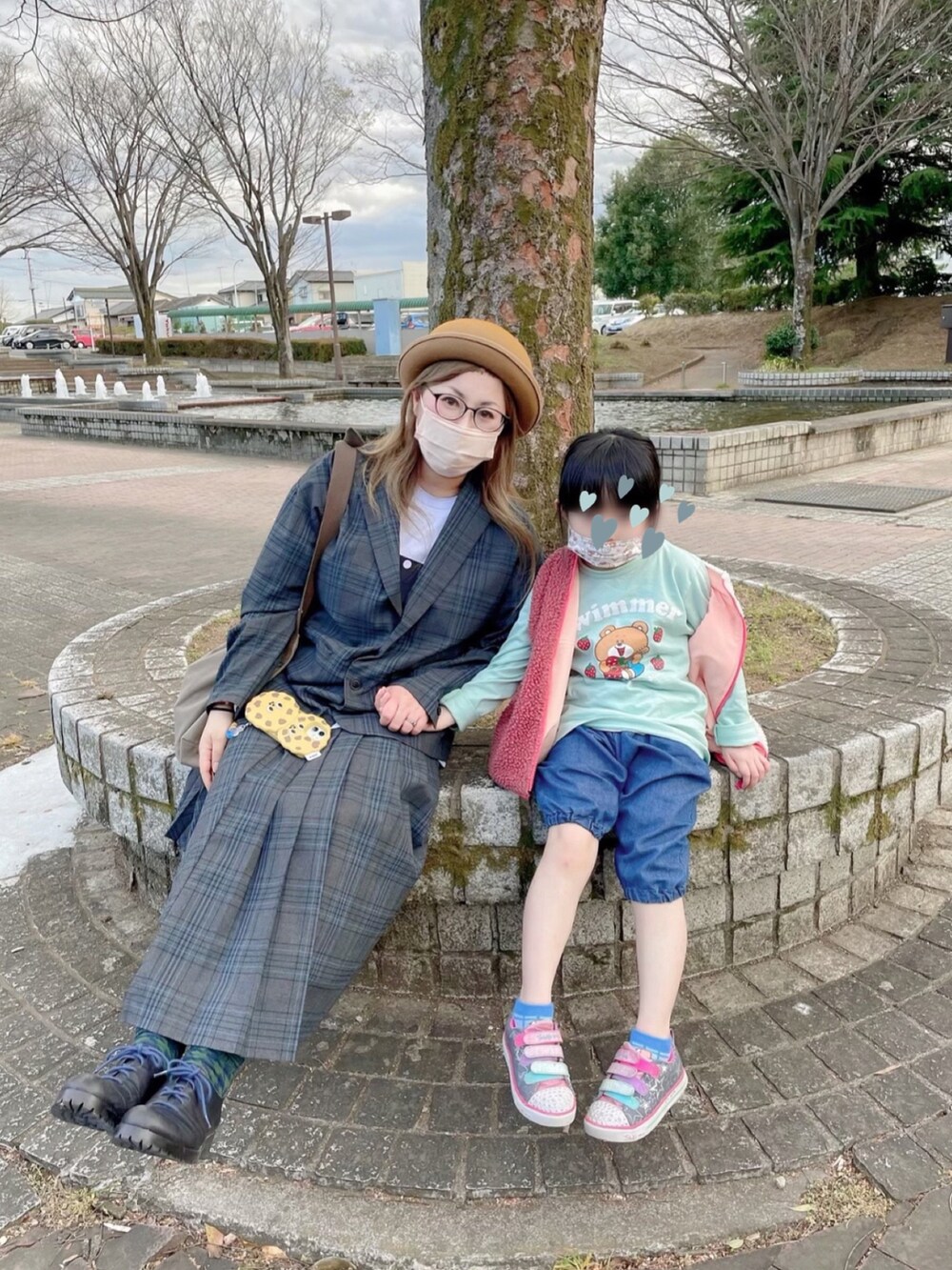 グレー系のテーラードジャケット、グレー系のエコバッグ/サブバッグ、ホワイト系のTシャツ/カットソーを着用したレディースの春コーディネートの2枚目の写真