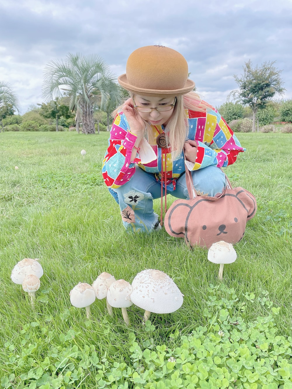 ブルー系のその他パンツ、ブラウン系のトートバッグ、ブラウン系のスニーカーを着用したレディースの秋コーディネートの4枚目の写真