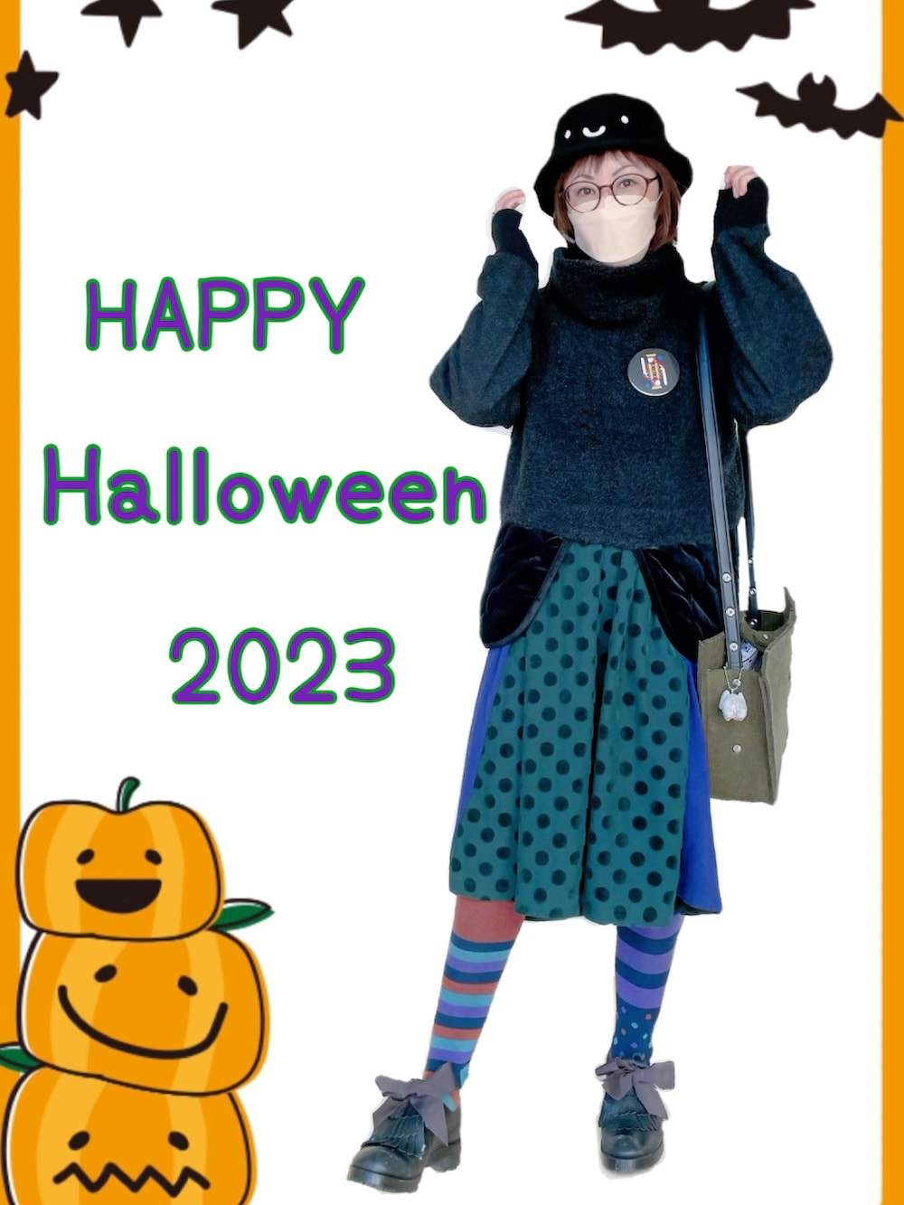 グレー系のニット/セーター、パープル系のワンピース、グリーン系のショルダーバッグを着用したレディースの秋コーディネートの2枚目の写真