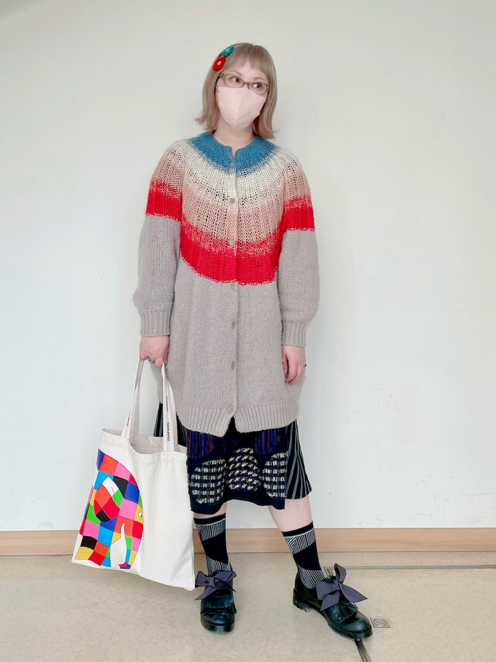 その他のブルゾン、ブラック系のワンピース、ホワイト系のトートバッグを着用したレディースの春コーディネートの3枚目の写真