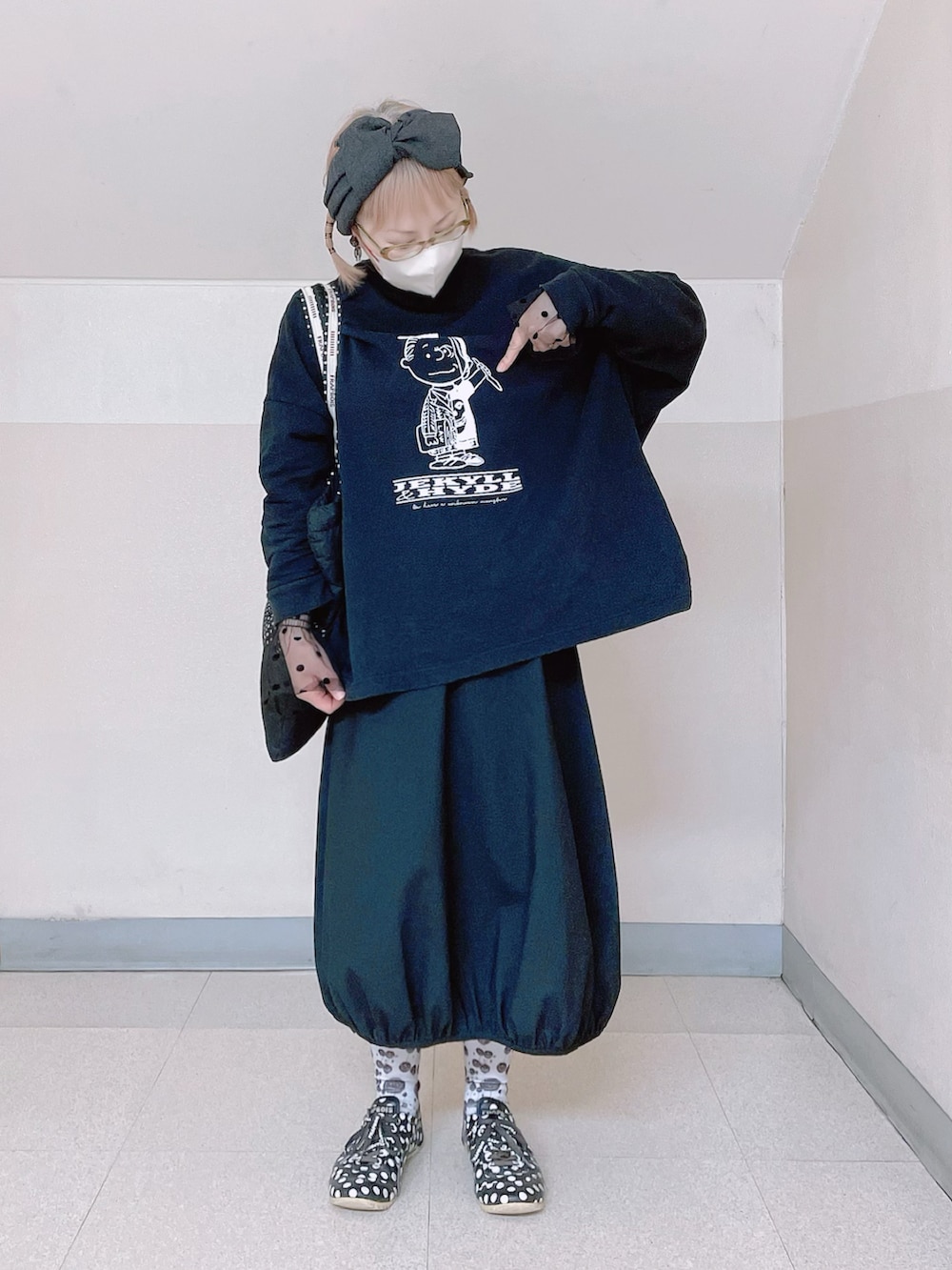 ブラック系のTシャツ/カットソー、その他のトートバッグ、ブラック系のスカートを着用したレディースの春コーディネートの3枚目の写真