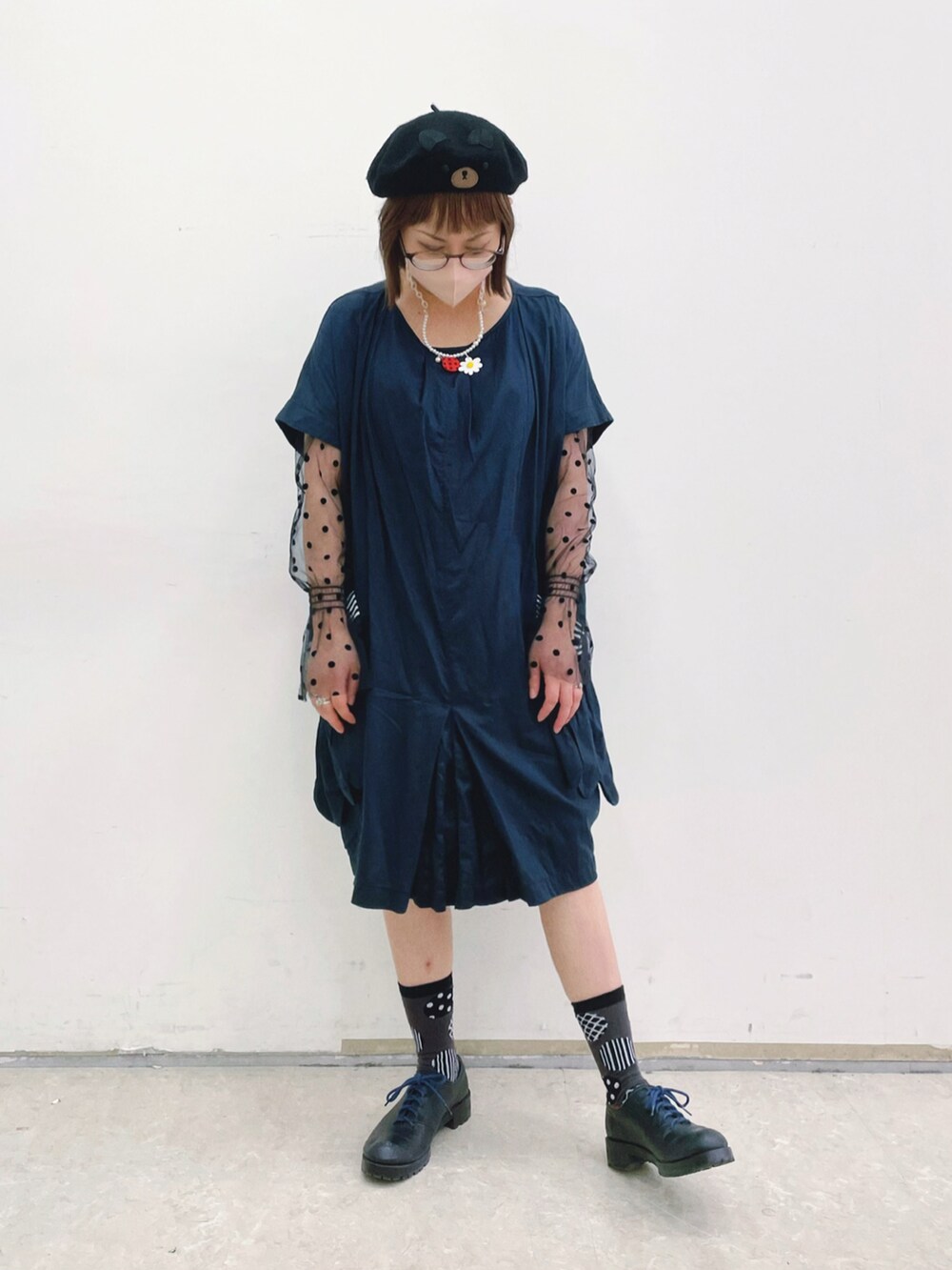 ブラック系のワンピース、ブラック系のシューズ、ブラック系のハンチング/ベレー帽を着用したレディースの夏コーディネートの2枚目の写真