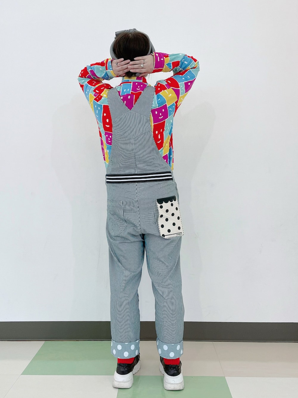 レッド系のフォーマルスーツ/小物、その他のシャツ/ブラウス、その他のサロペット/オーバーオールを着用したレディースの秋コーディネートの2枚目の写真