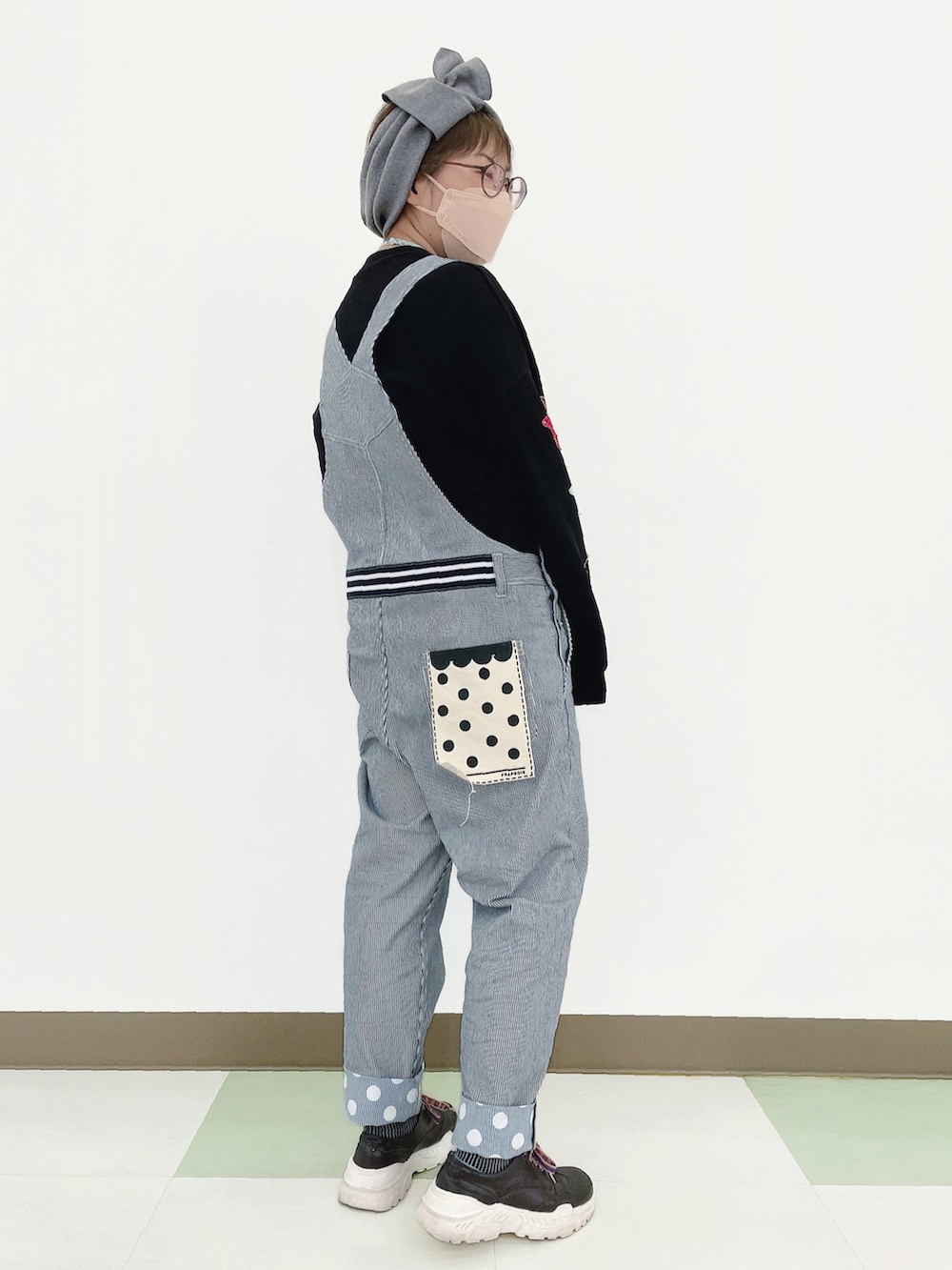 ブラック系のスウェット、その他のサロペット/オーバーオール、ブラウン系のスニーカーを着用したレディースの秋コーディネートの2枚目の写真