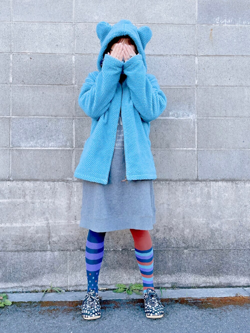 ブルー系のジャケット/アウター、グレー系のワンピース、ブラック系のスニーカーを着用したレディースの冬コーディネートの3枚目の写真