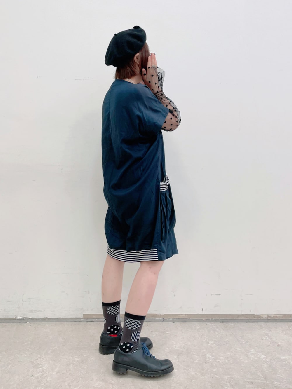 ブラック系のワンピース、ブラック系のシューズ、ブラック系のハンチング/ベレー帽を着用したレディースの夏コーディネートの3枚目の写真