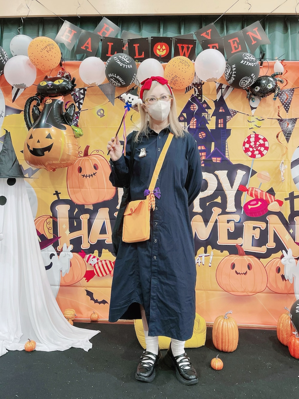 ブルー系のシャツワンピース、ブラック系のシューズ、ブルー系のコスチューム/パーティーグッズを着用したレディースの秋コーディネートの3枚目の写真