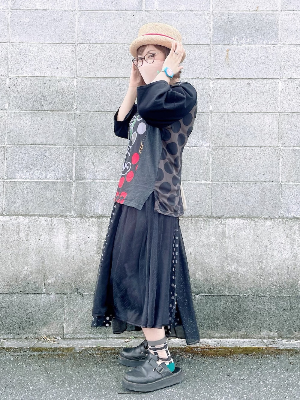 ブラック系のTシャツ/カットソー、グレー系のエコバッグ/サブバッグ、ブラック系のスカートを着用したレディースの夏コーディネートの3枚目の写真