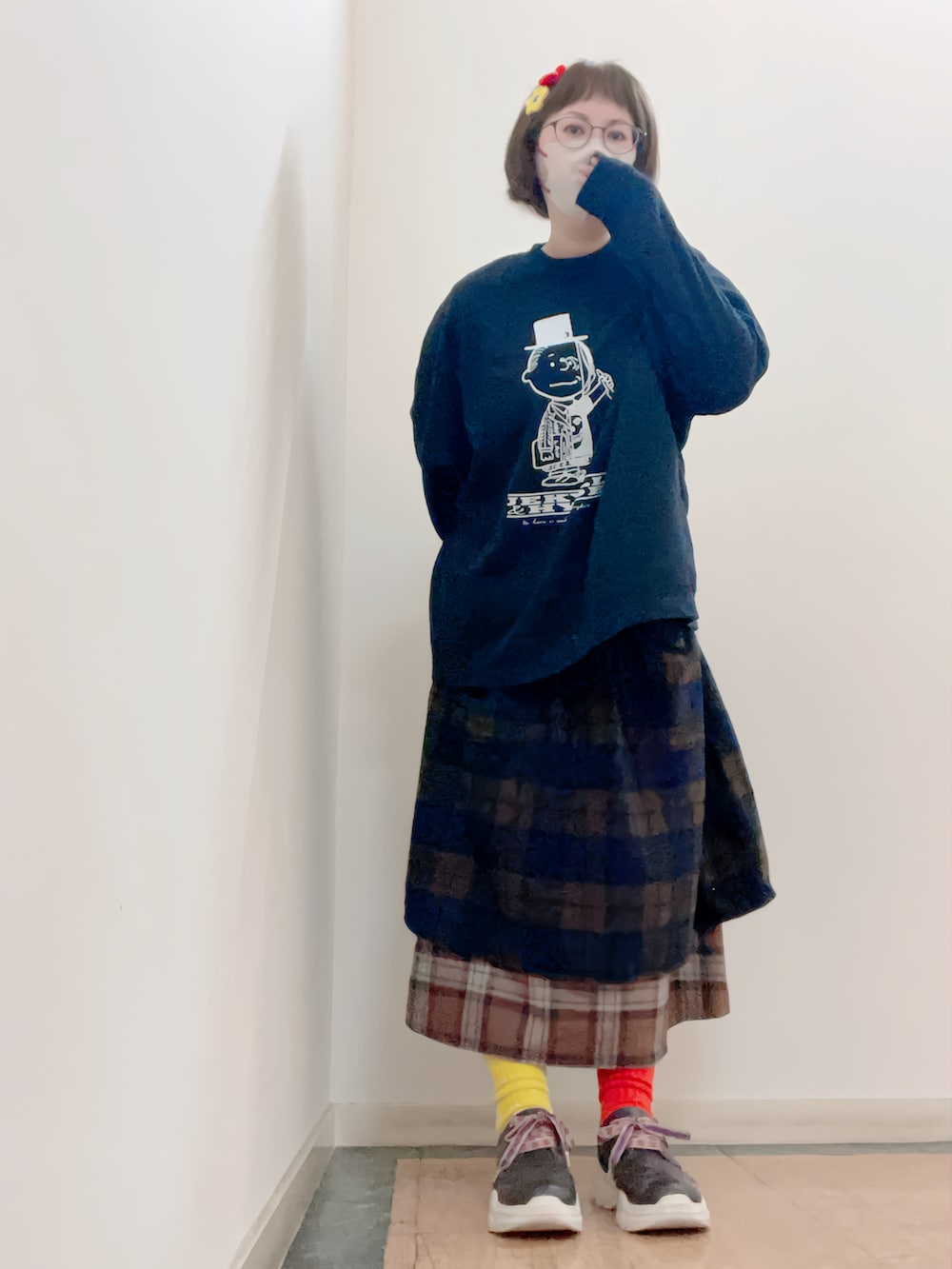 ブラウン系のブルゾン、ブラック系のTシャツ/カットソー、ブラック系のショルダーバッグを着用したレディースの秋コーディネートの3枚目の写真