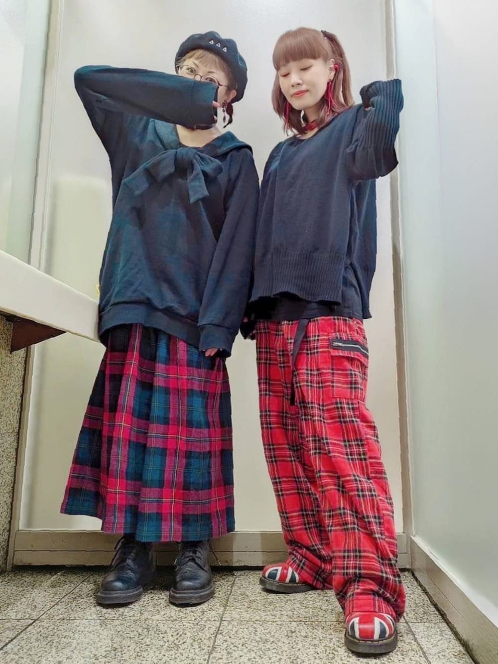 ブラック系のスウェット、レッド系のその他パンツ、ブラック系のブーツを着用したレディースの冬コーディネートの4枚目の写真