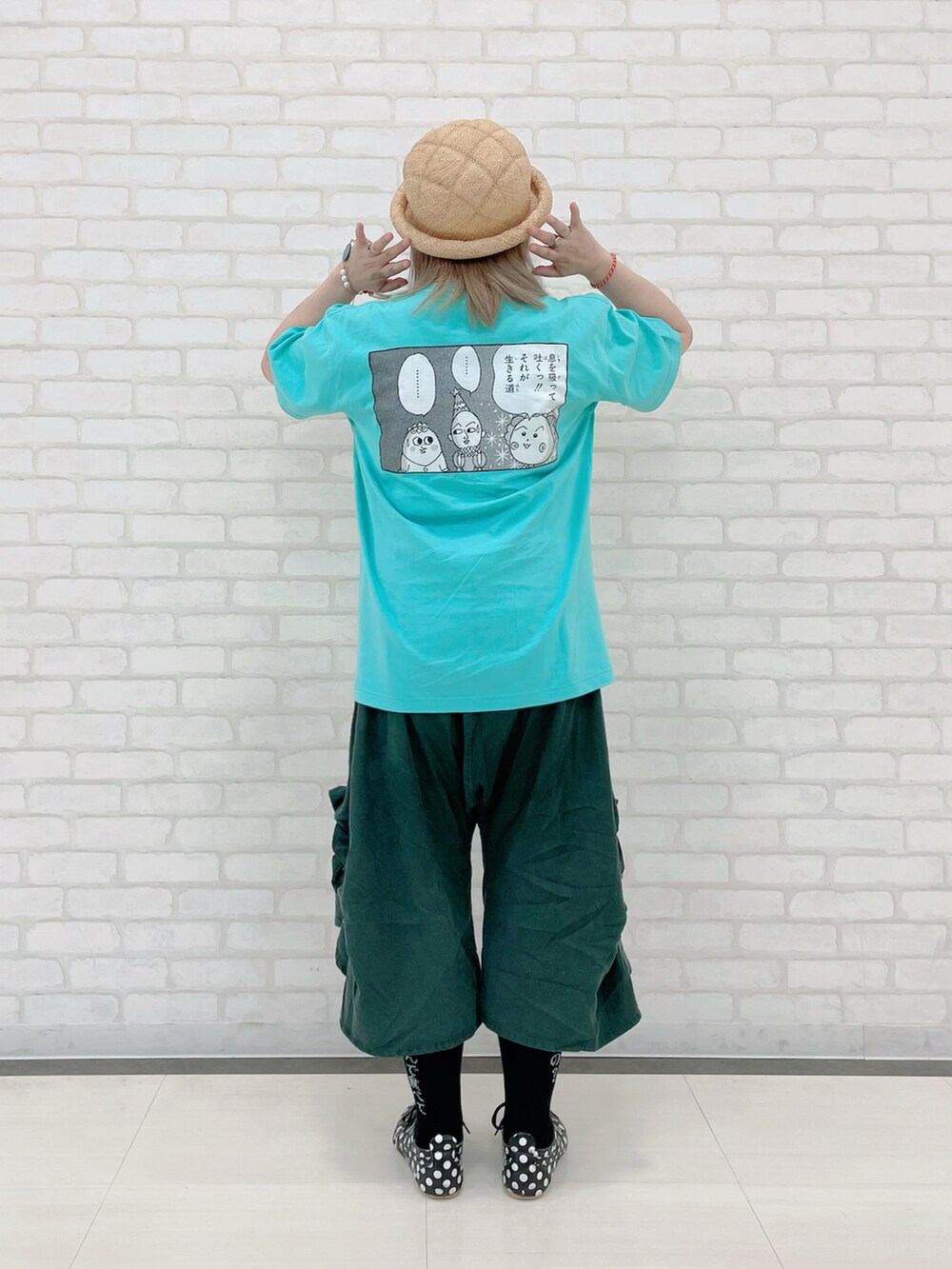 グリーン系のTシャツ/カットソー、グレー系のその他パンツ、ブラック系のスニーカーを着用したレディースの夏コーディネートの3枚目の写真